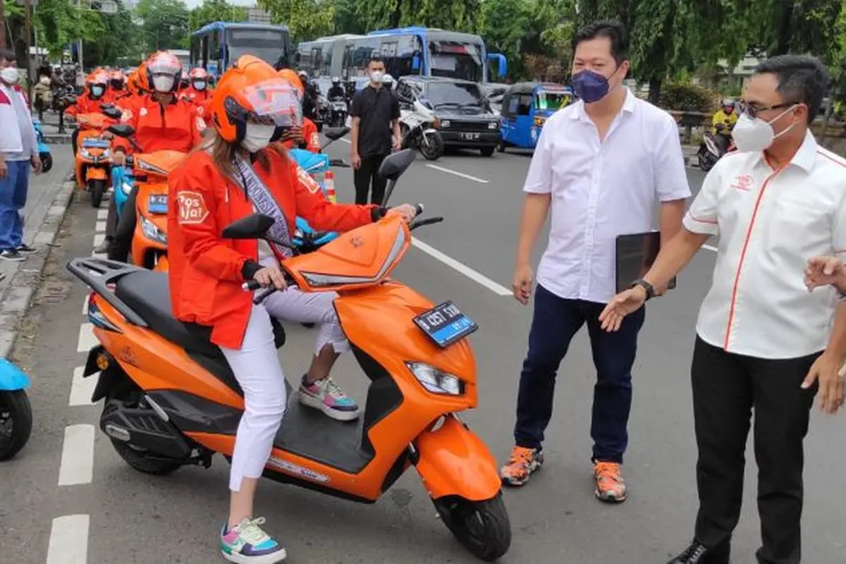 Motor listrik Smoot untuk kurir wanita Pos Indonesia (Arief A/Liputan6.com)