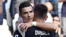 Striker Juventus, Cristiano Ronaldo, melakukan selebrasi bersama Paulo Dybala, usai membobol gawang SPAL pada laga Serie A di Stadion Allianz, Sabtu (28/9). Juventus menang 2-0 atas SPAL. (AP/Alessandro Di Marco)