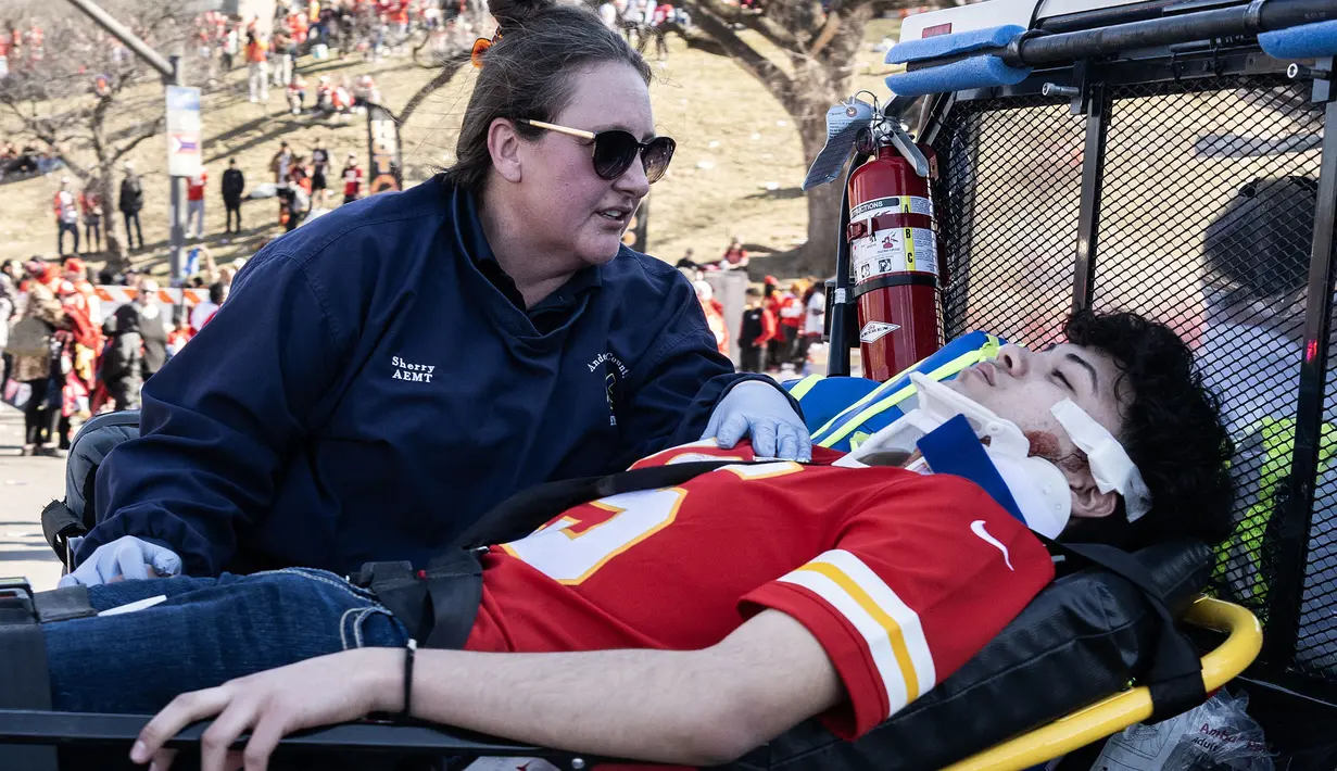Seorang warga yang terluka akibat tragedi penembakan di parade kemenangan Kansas City Chiefs setelah memenangkan Super Bowl LVIII sedang dirawat di Kansas City, Missouri, Amerika Serikat, Rabu (14/02/2024) waktu setempat. Sebanyak 21 orang terluka dan satu orang meninggal dunia akibat teror tersebut. (AFP/Andrew Caballero-Reynolds)