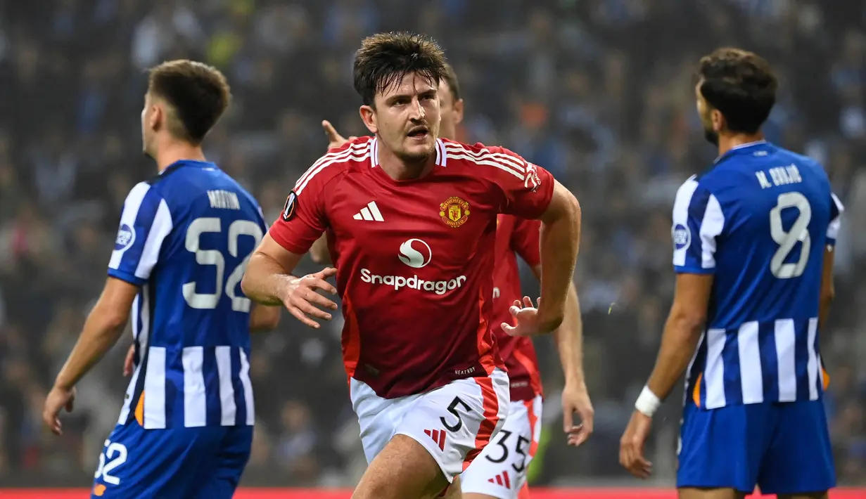 Jelang akhir pertandingan, aksi Harry Maguire berhasil membobol pertahanan FC Porto pada menit ke-90+1. Gol Harry Maguire menjadi penyeimbang sekaligus menyelamatkan Manchester United dari kekalahan. (MIGUEL RIOPA/AFP)