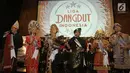 Peserta Liga Dangdut Indonesia membawakan lagu saat jumpa pers di SCTV Tower, Jakarta, Jumat (12/1). Liga Dangdut Indonesia, Indosiar akan memperkenalkan ke 170 peserta perwakilan 34 provinsi. (Liputan6.com/Herman Zakharia)