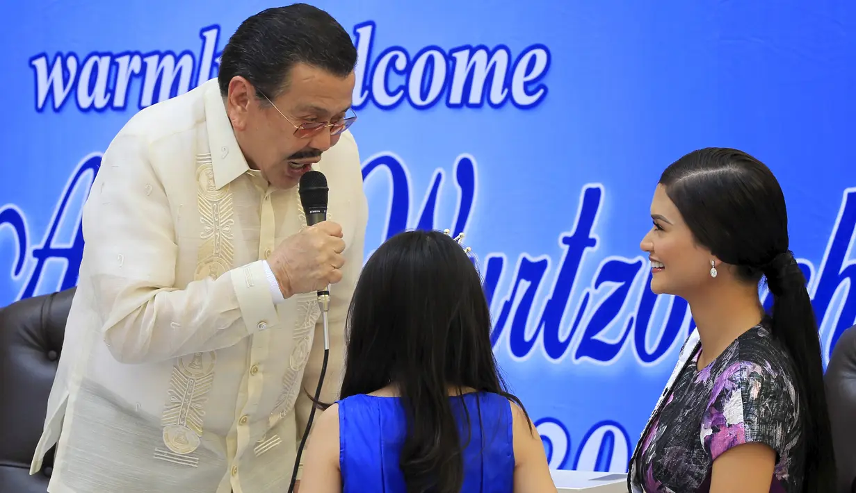 Mantan Presiden Filipina Joseph Estrada berbincang dengan Pia Alonzo Wurtzbach di balai kota Manila (25/1/2016). Wurtzbach merupakan Miss Universe pertama Filipina dari empat dekade. (REUTERS/Romeo Ranoco)