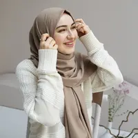 Ilustrasi perempuan menggunakan pashmina (copyright Freepik)