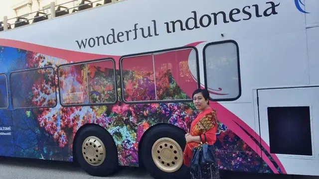 Sebuah bus double decker berada di pelataran parkir Kedutaan Besar Republik Indonesia di Washington DC dalam rangka peluncuran Kampanye Pariwisata Wonderful Indonesia (VOA Indonesia)