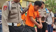 Empat dari enam pelaku pencurian mobil yang menyebabkan korban M. Heighel Nusa Anggara (20) luka berat diringkus polisi. (Liputan6.com/Achmad Sudarno)