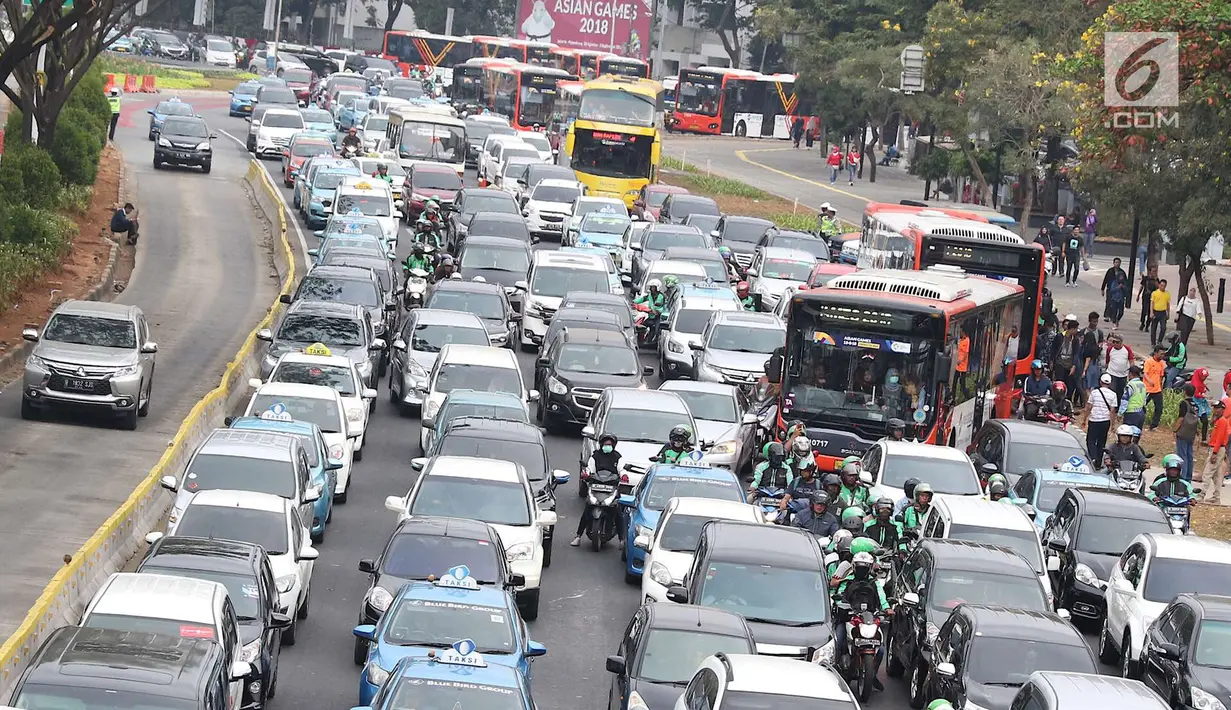 Pemandangan kemacetan kendaraan di Jalan Sudirman, Senayan, Jakarta, Minggu (2/9). Tingginya antusiasme warga yang ingin menonton penutupan Asian Games 2018 menyebabkan kawasan Senayan dipadati kendaraan. (Liputan6.com/Immanuel Antonius)