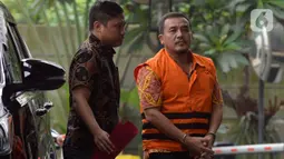 Tersangka mantan Kepala Dinas PUPR Kabupaten Indramayu, Omarsyah (kanan) tiba untuk menjalani pemeriksaan di gedung KPK, Jakarta, Selasa (28/1/2019). Omarsyah diperiksa terkait kasus dugaan pengaturan proyek di lingkungan Pemerintah Kabupaten Indramayu tahun anggaran 2019. (merdeka.com/Dwi Narwoko)