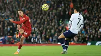 Gary Neville: Wan-Bissaka Lebih Oke Ketimbang Trent Alexander-Arnold, tetapi...