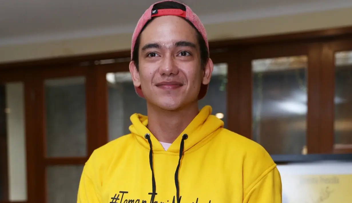 Berperan sebagai seorang laki-laki remaja sepertinya belum juga lepas dari sosok Adipati Dolken. Setelah berperan jadi anak sekolah di film Posesif, terbaru Adipati akan berperan menjadi Ditto di film Teman Tapi Menikah. (Nurwahyunan/Bintang.com)