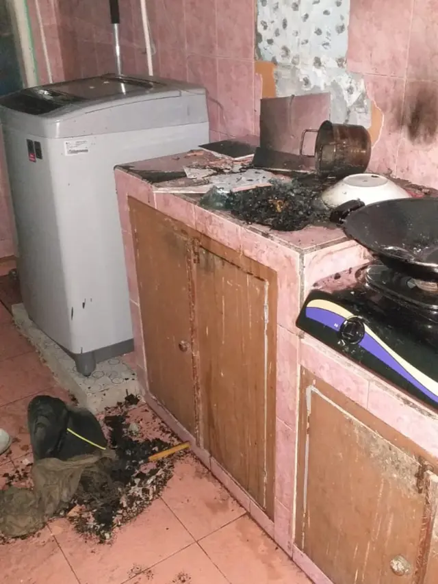 Potret Keadaan Dapur Saat Diambil Alih Bapak-bapak, Bak Medan Pertempuran. (Sumber: Twitter/FOODFESS2)