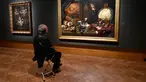 Pengunjung melihat lukisan Allegory of Vanity (1632-1636) karya pelukis Spanyol Antonio De Pereda (1611-1678) saat pameran 'Spanish Still Life' di Pusat Seni Rupa BOZAR, Brussels, Belgia, Jumat (22/2). (AFP PHOTO/JOHN THYS)