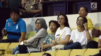 Artis Ariel Tatum (kedua kanan) menyaksikan laga Persija melawan Sriwijaya FC pada lanjutan Liga 1 Indonesia di Stadion Wibawa Mukti, Cikarang Kab Bekasi, Jumat (16/6). Persija unggul 1-0. (Liputan6.com/Helmi Fithriansyah)