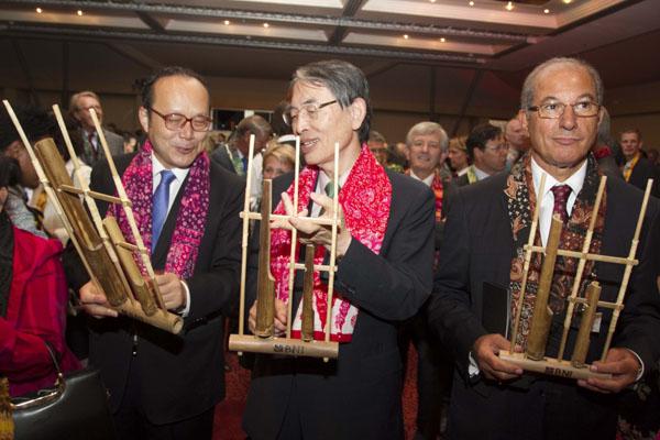 Tamu Undangan Resepsi Diplomatik ikut Bermain Angklung/ copyright by BNI 