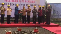 Menteri Perindustrian Airlangga Hartarto berkunjung ke Gunung Steel Group dalam rangka prosesi peletakkan batu pertama gedung sekolah vokasi industri di Cikarang, Jawa Barat, jumat (15/2/2019).