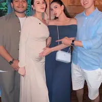 Alyssa Daguise dan Al Ghazali kompak menjadi tim biru alis menebak jenis kelamin anak Aaliyah dan Thariq, Pria. Aaliyah tampil elegan dengan long dress off shoulder navy blue dipadukan tas Chanel baby blue. Al Ghazali mengenakan kemeja baby blue. [@alyssadaguise]