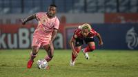 Pemain Madura United, David Laly (kiri) berebut bola dengan pemain Bali United, Moch Fahmi Al Ayyubi dalam laga pekan ke-16 BRI Liga 1 2021/2022 di Stadion Sultan Agung, Bantul, Kamis (09/12/2021). (Bola.com/Bagaskara Lazuardi)