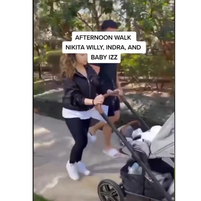 6 Momen Nikita Willy Ajak Baby Izz Jalan-Jalan Sore, Gaya Rambutnya Bak ABG