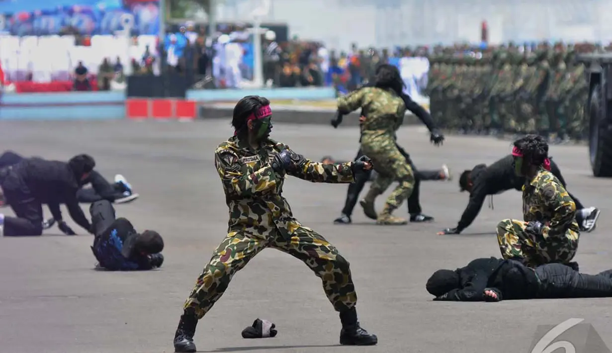 TNI memperingati hari ulang tahunnya yang ke-69 pada 7 Oktober 2014 di Surabaya (Liputan6.com/Johan Tallo)