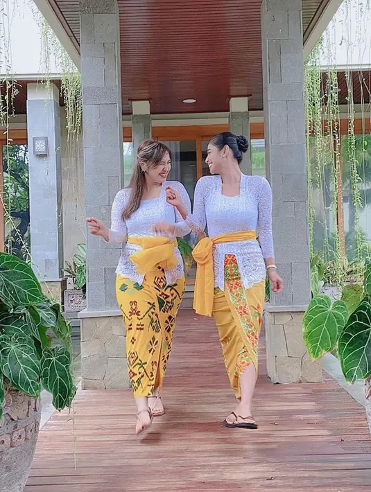 Tak hanya Dewi Perssik yang mengenakan kebaya. Ia pun memakai busana yang sama dengan keponakannya, Lebby Wilayati. Dengan atasan putih dan bawahan berwarna oranye, keduanya pun juga kenakan ikat pinggang dengan warna sama. (Liputan6.com/IG/@dewiperssikreal)