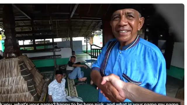 Turis Amerika Wisata ke Ambon, Kagumi Masjid Berusia 600 Tahun dan Guru Ngaji Bisa 4 Bahasa Asing.