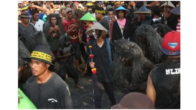 Riasan Pemeran Kerbau terbuat dari arang dan oli