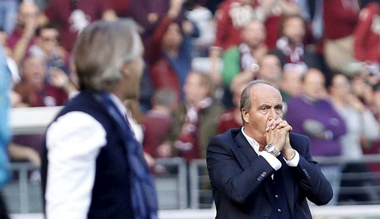 Pelatih Torino Giampiero Ventura (kanan) dan Pelatih Inter Milan Roberto Mancini saat menyaksikan penampilan anak-anak asuhnya pada lanjutan Liga Italia Serie A di Stadion Olympic, Turin, MInggu (8/11/2015) WIB. (REUTERS/Giampiero Sposito)