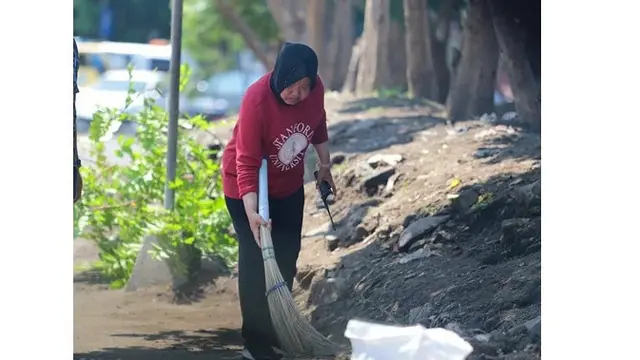 Ikut Bantu Warga, Ini 7 Potret Tri Rismaharini saat Lakukan Kerja Bakti