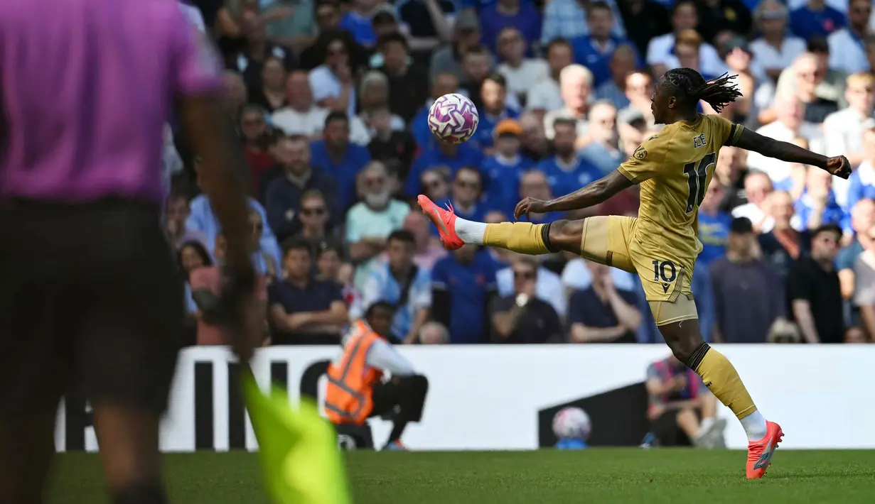 Seperti diketahui, Eberechi Eze selangkah lagi mencapai kesepakatan dengan Tottenham Hotspur pada bursa transfer musim panas ini. Menurut laporan talkSPORT menyebut, Spurs dan Crystal Palace sedang merundingkan klausul pelepasan Eze senilai 68 juta Euro. (AFP/Justin Tallis)