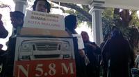 Aktivis antikorupsi menuntut pembatalan rencana pengadaan mobil dinas untuk pimpinan DPRD Kota Malang, Jawa Timur (Liputan6.com/Zainul Arifin)