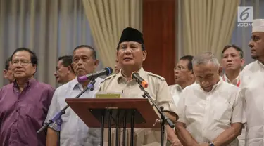 Capres Prabowo Subianto didampingi sejumlah pengurus BPN memberikan keterangan terhadap wartawan di Jakarta, Rabu (8/5). Prabowo menyoroti peristiwa-peristiwa politik terkini seperti pernyataan Hendropriyono soal Rizieq Shihab, dan penetapan tersangka Bachtiar Nasir. (Liputan6.com/Faizal Fanani)