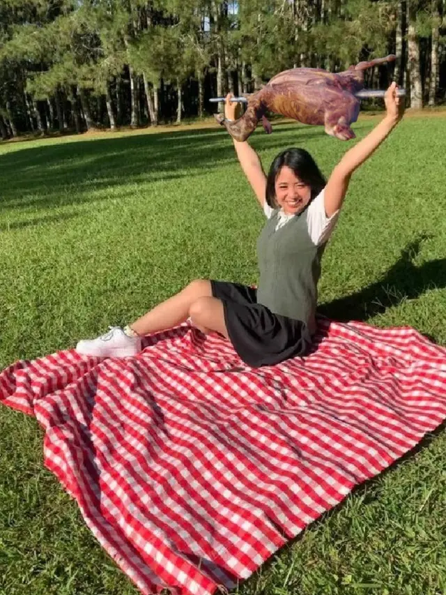 6 Editan Kocak Foto Netizen Sedang Piknik Ini Bikin Kangen Jalan-Jalan