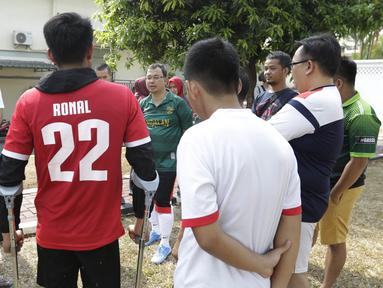 Calon Ketum PSSI, Vijaya Fitriyasa, berdiskusi dengan Tim Garuda INAF yang merupakan pesepak bola amputan di Lapangan R.S Suyoto, Jakarta, Sabtu (12/10). Kunjungan ini dilakukan untuk memberi dukungan kepada Tim Garuda INAF jelang Piala Asia Amputee Football 2020. (Bola.com/Vitalis Yogi Trisna)