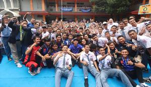 Pembalap rookie Prima Pramac Racing, Toprak Razgatlioglu, foto bersama siswa SMK Negeri 39 Jakarta, Cempaka Putih, Jakarta Pusat, Selasa (20/1/2026). (Bola.com/M Iqbal Ichsan)