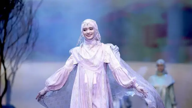 Inara rusli pukau penonton di runway. (credit:instagram.com/mommy_starla)