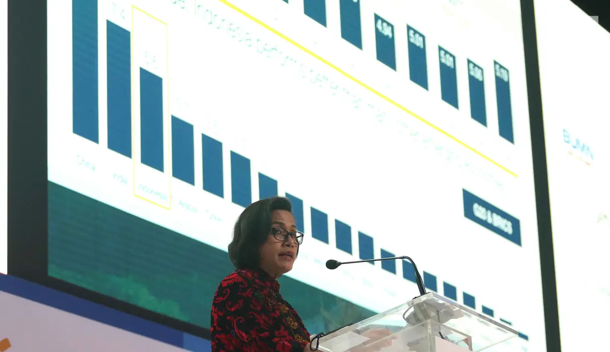 Menkeu Sri Mulyani Indrawati memaparkan data dalam acara Mandiri Investment Forum (MIF) di Jakarta, Rabu (7/2). Acara ini dihadiri oleh lebih dari 600 investor, termasuk 50 investor yang tercatat mengelola portofolio asing. (Liputan6.com/Angga Yuniar)
