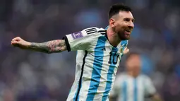 Pemain Argentina Lionel Messi merayakan gol saat melawan Prancis pada pertandingan sepak bola final Piala Dunia 2022 di Stadion Lusail, Lusail, Qatar, 18 Desember 2022. Bermain imbang 3-3 selama 120 menit, Prancis akhirnya tumbang 2-4 dari Argentina dalam drama adu penalti. (AP Photo/Petr David Josek)