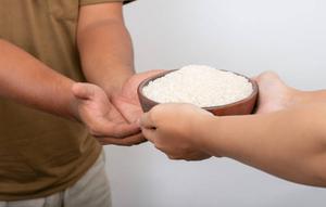 Zakat fitrah merupakan zakat yang dikeluarkan sebagai bentuk pembersihan diri sekaligus untuk membantu kelompok yang kurang beruntung.