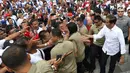 Capres nomor urut 01 Joko Widodo menyalami pendukungnya saat menghadiri deklarasi Alumni Jabar Ngahiji di Monumen Perjuangan Kota Bandung, Jawa Barat, Minggu (10/3). Deklarasi tersebut bertema 'Ayo Bung Satu Kembali'. (Liputan6.com/Angga Yuniar)