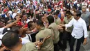 Capres nomor urut 01 Joko Widodo menyalami pendukungnya saat menghadiri deklarasi Alumni Jabar Ngahiji di Monumen Perjuangan Kota Bandung, Jawa Barat, Minggu (10/3). Deklarasi tersebut bertema 'Ayo Bung Satu Kembali'. (Liputan6.com/Angga Yuniar)