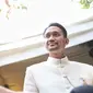 Seperti diketahui, Tora yang juga masuk menjadi pengiring pengantin lantaran ia memiliki hubungan darah dengan Moreno. Hadir bersama dengan istri Mieke Amalia. Tora mengenakan busana adat jawa lengkap dengan blangkon di kepala. (Adrian Putra/Bintang.com)