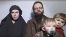 Ayah Joshua Boyle, Patrick Boyle menutup jendela rumahnya di Smith Falls, Ontario, Kanada (14/10). Boyle, istri dan ketiga anaknya dilepaskan setelah disandera jaringan Haqqani yang terkait dengan Taliban. (Lars Hagberg/The Canadian Press via AP)