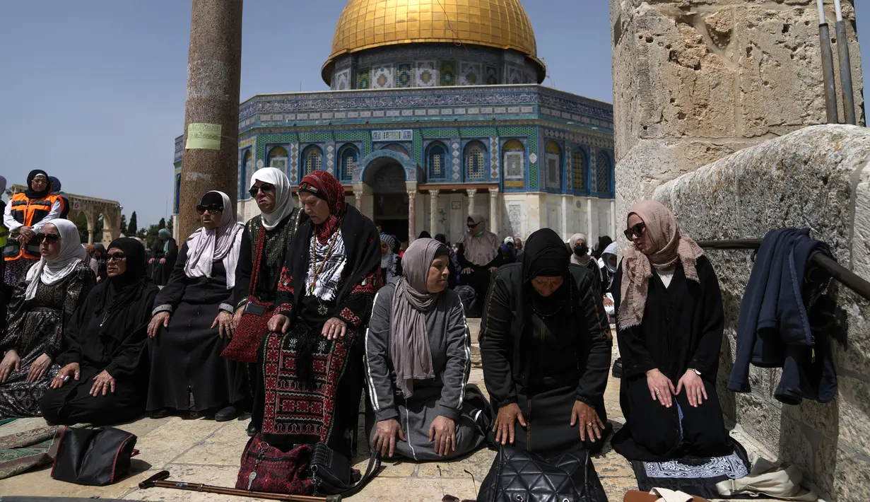 Pasukan Israel menutup jalur akses utama ke masjid dan mengerahkan lebih dari 2.300 tentara di gerbang Kompleks Masjid Al Aqsa dan Kota Tua. (AP Photo/Mahmoud Illean)