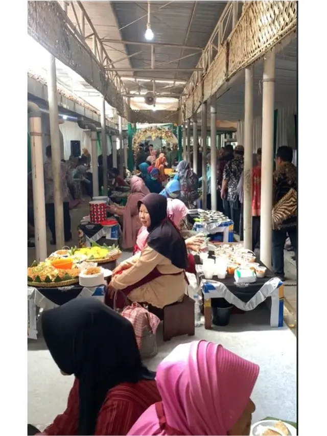 8 Potret Unik Pernikahan Digelar di Pasar Ini Viral, Hidangan Resepsi Bikin Ngiler