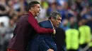 Cristiano Ronaldo bersama pelatih Portugal, Fernando Santos, memberikan instruksi kepada pemain Portugal saat melawan Prancis di laga Final Euro 2016 di Stade de France pada 10 Juli 2016. Portugal menang 1-0 atas Prancis. (AFP/Franck Fife)