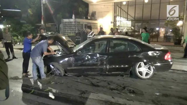 Dua mobil mewah rusak parah usai terlibat tabrakan beruntun di jalan Cikajang, Kebayoran Baru, Jakarta Selatan, Selasa dini hari tadi.