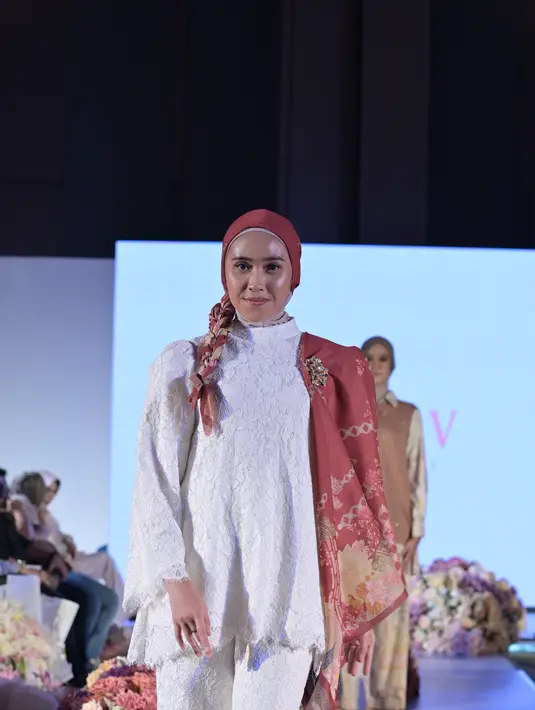 <p>Tak hanya dress, set blouse dan celana putih juga tampil makin stylish dan segar. Dengan penambahan aksesori scarf plus hijab turban kepang senada. [Scarf]</p>