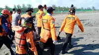 Evakuasi dua korban tenggelam di Pantai Selatan Kebumen, Jawa Tengah. (Foto: Liputan6.com/Basarnas)