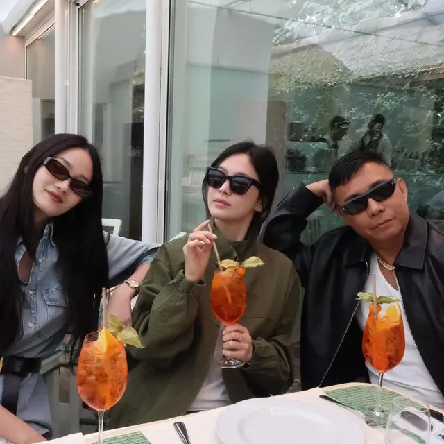 5 Gaya santai Song Hye-kyo sebelum hadiri Milan Fashion Week, penampilannya bak usia 20-an 