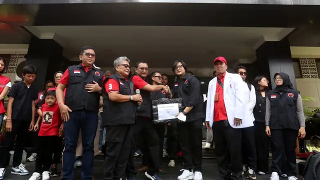 Sekjen DPP PDI Perjuangan Hasto Kristiyanto, Ketua DPP Bidang Kesehatan Ribka Tjiptaning, dan kader PDIP lainnya melepas bantuan untuk korban bencana Sumatera.