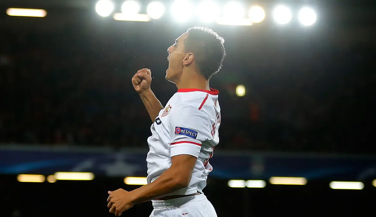 Pemain Sevilla, Wissam Ben Yedder berselebrasi setelah mencetal gol ke gawang Liverpool dalam laga Grup E Liga Champions di Stadion Anfield, Rabu (13/9). Sevilla berhasil menahan imbang Liverpool dengan skor 2-2. (AP Photo/Frank Augstein)
